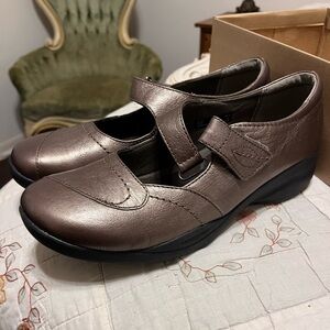 Brand new in box pewter copper Clarks Mary Jane shows 10 Wide
